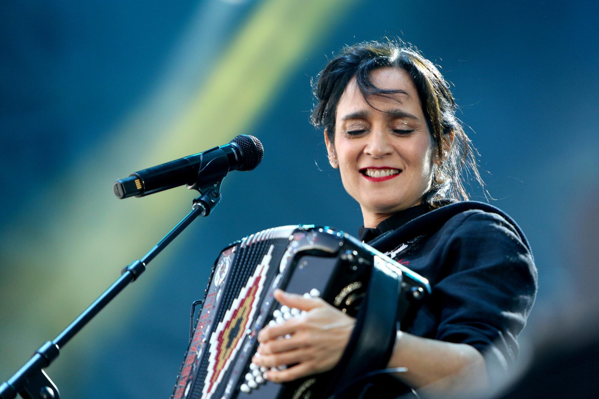 Julieta Venegas: rompiendo estereotipos y cambiando paradigmas